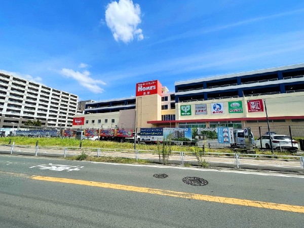 島忠ホームズ新川崎店(日用品、ペット用品、家電から建築資材まで何でもそろうホームセンターです。)