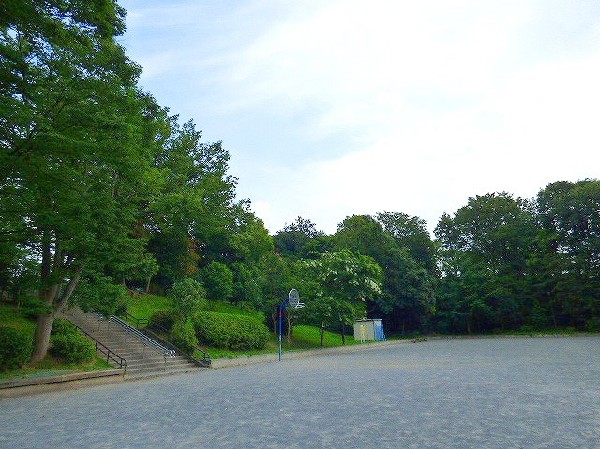 山内公園(閑静な住宅街の中にある、自然豊かでスポーツも楽しめる公園です。)