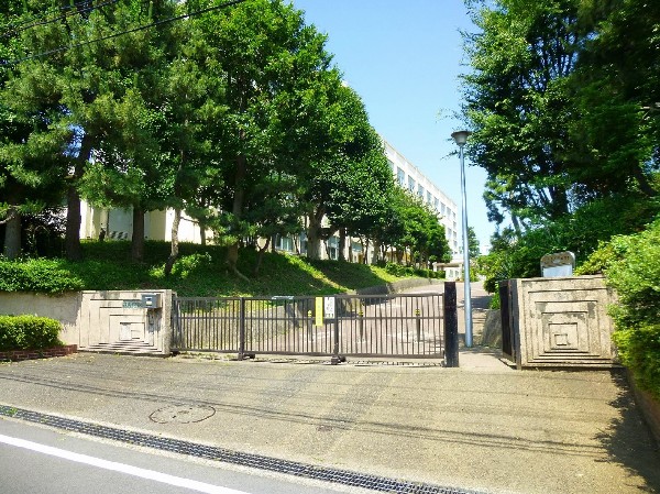 山内中学校(たまプラーザ駅から徒歩約12分の距離にある中学校。部活動の盛んな学校です。)