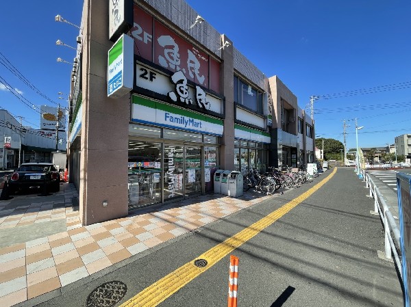 ファミリーマート稲城長沼駅前店(コンビニが近いのは何かと助かります。いまや買物だけではなく、行政、銀行、民間サービス等、日常生活に深く関係する最重要施設)