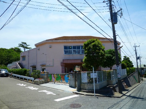 ちよがおか幼稚園　(送り迎えに無理のない距離感にある幼稚園です。豊かな自然に囲まれ、園舎・園庭から子供たちの元気な声が聞こえてきます。お子様の成長が楽しみです。)