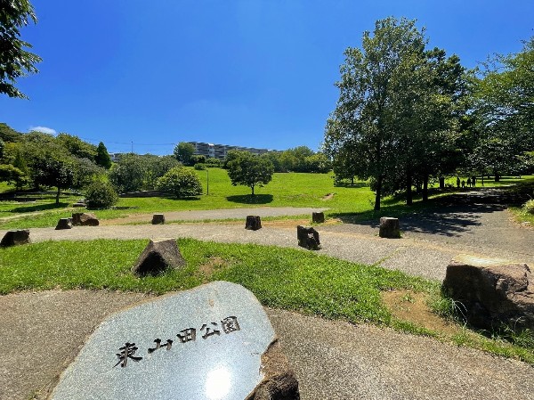 東山田公園(遊び場、丘陵斜面の展望デッキ、花、サッカー場、オープン スペースのある公園。)