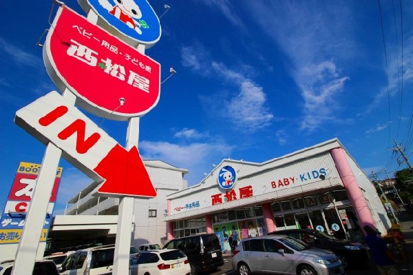 西松屋 川崎長沢店(駐車場も19台分あり、10時~20時まで営業しております。これから子育てのご家庭には助かるお店。子供の成長は早いのでお手頃価格衣料品が必須です。)