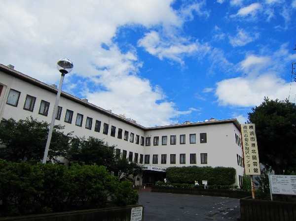 港北図書館(読書や調べもの、インターネット以外から知識を習得することの大切さを経験できます)