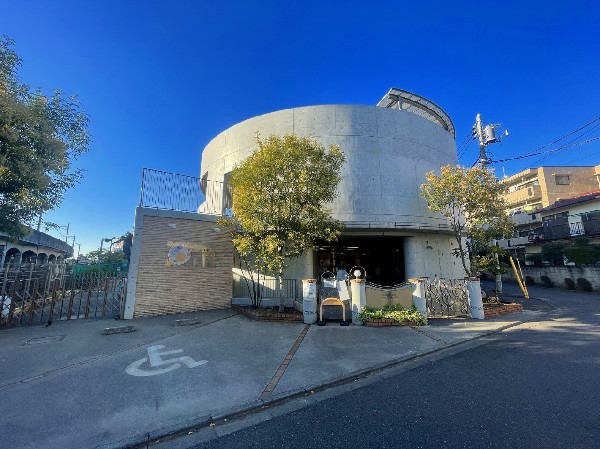 中島ゆうし保育園(地域の山や公園を庭として、地域の方々に見守られる環境です。)