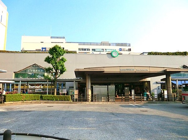 青葉台駅(言わずと知れた田都の人気駅。駅周辺の道路、街路樹、街並みが綺麗なことと、雰囲気ある店舗が多いことでお洒落な街として君臨している。)