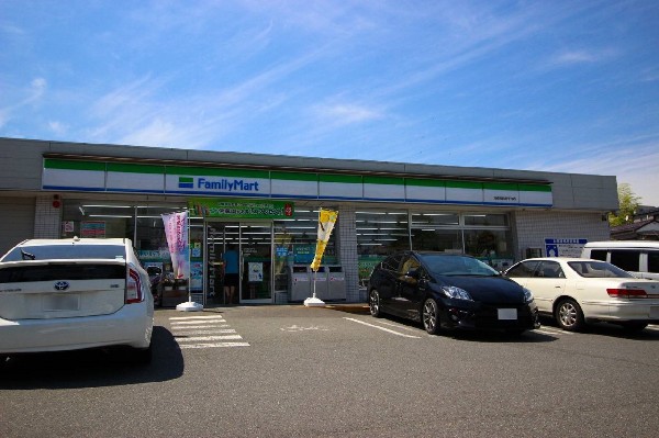 ファミリーマート川崎南平台店(コンビニが近いのは何かと助かります。いまや買物だけではなく、行政、銀行、民間サービス等、日常生活に深く関係する最重要施設。)