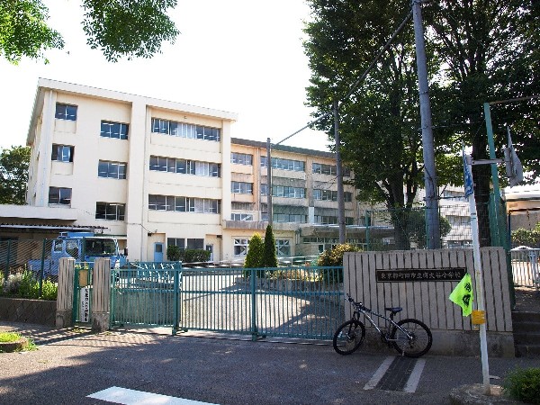 南大谷小学校(お子様が一日の中でも長い時間を過ごす小学校。のびのびと過ごし、広い校庭で元気に駆け回ったり、どんどん成長していく姿が目に浮かびます。)