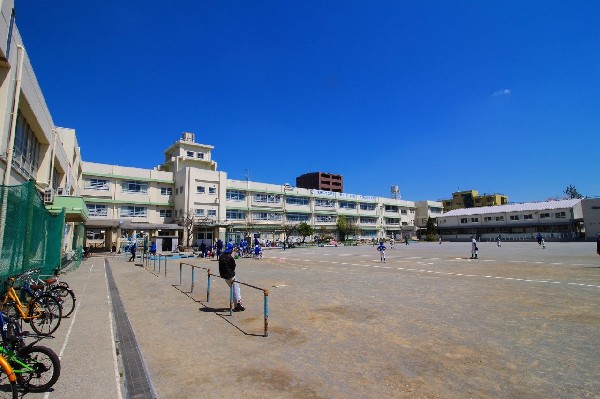 坂戸小学校　(「溝の口」駅から南東に徒歩10分ほど、住宅街が広がる閑静な立地にある坂戸小学校。)