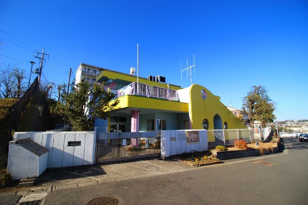 みなみすがお保育園(「地域で分かちあい、支えあう保育園」 横浜市との市境に位置し、近隣には、川崎市中央卸売市場北部市場があります。)