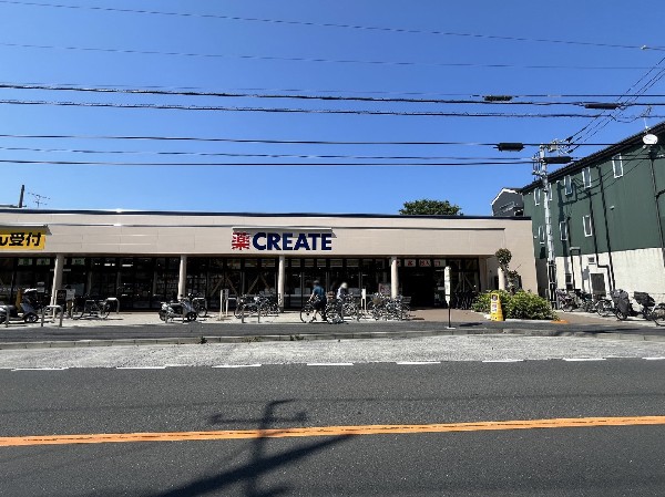 クリエイトＳ・Ｄ塚越店  (コンビニ同様に、生活に欠かせないドラッグストア、飲料や食品などももちろん取り扱っていて便利です。)