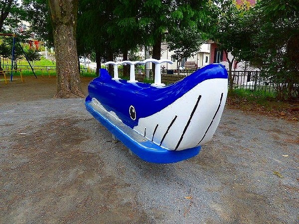 南生田公園(クジラ遊具　午前は小さな子どもやお母さんたち、午後は小学生たちでにぎやかな公園です。遊具広場、野球場、テニスコートもあります。)