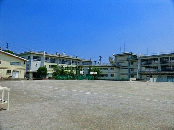 長沢中学校　(広いグランドで部活や体育祭など、団体競技で青春を謳歌。1学年4クラス、約440人の生徒数。確かな学力、豊かな心を育てるのが目標の学校。)