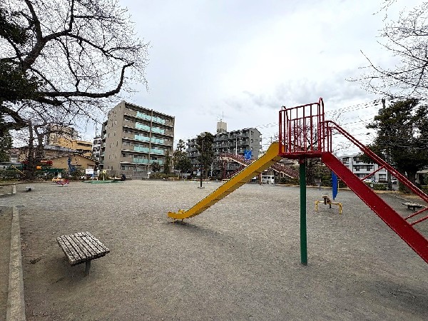 木月公園(住宅街らしく近隣には公園が複数ありますので、お子様にも嬉しい住環境です。きっと、お気に入りの公園がみつかるはずです。)