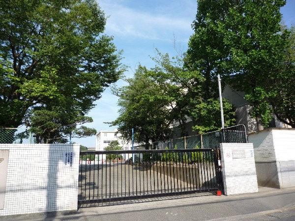 南生田小学校(平成28年に、創立40周年を迎えました。本校では、「心豊かで自らよく学び、たくましく活躍できる子どもの育成」を目指しています。)