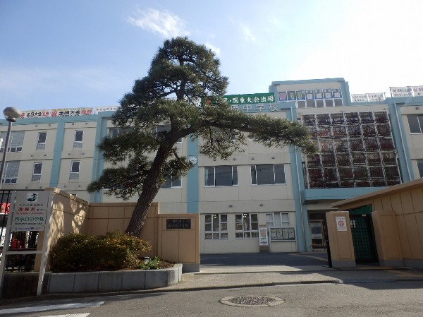 西中原中学校(生徒数が多い中学校。1学年12クラスで全校生徒は1430人のマンモス校。部活動も有名で野球、バレーボール、ハンドボールが有名。)