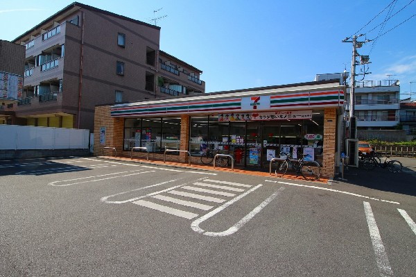 セブンイレブン 川崎栗谷３丁目店　(特にお弁当等の惣菜で一歩先を行くセブンイレブン。一昔前と比べると格段に美味しい！会社帰りに立ち寄れる立地は嬉しい限り！)