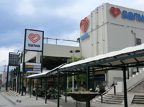 sanwa鶴川店(1964（昭和39）年9月設立、東京都町田市に本社を持ち、東京西部、多摩地域、 神奈川県東部に展開するスーパーマーケットチェーン「三和」。)