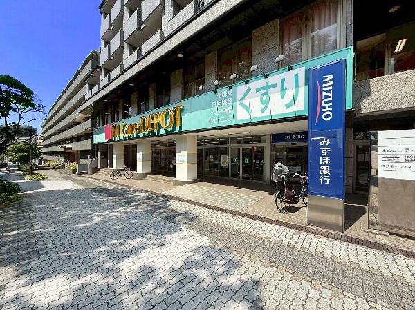 Fit Care DEPOTサファーレ中川店(今やドラックストアは薬だけではありません。日用雑貨から食料品まで品ぞろえが豊富で、しかも低価格。伸び続けているのが頷けます。)