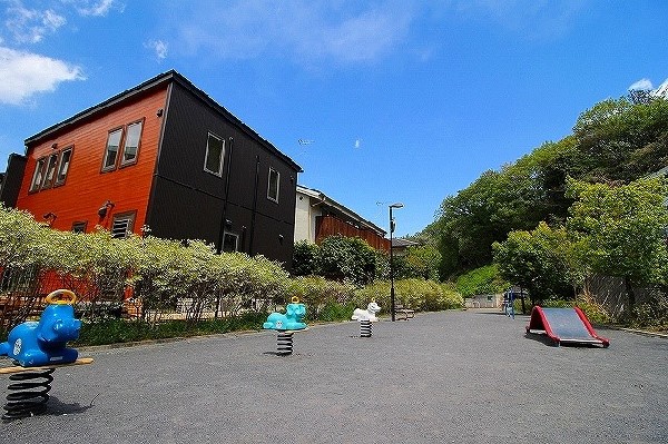生田やまぼうし公園(住宅街の一角にある日当たり良い公園。道路より見通しが良く遮る物がないので防犯面でも安心。)