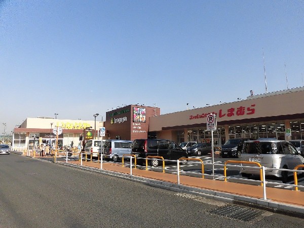 ファッションセンターしまむら登戸店(衣料品チェーン国内２位のしまむら、全都道府県に店舗をもつ。お買い求めやすい衣料品が品数豊富に取りそろいます。)