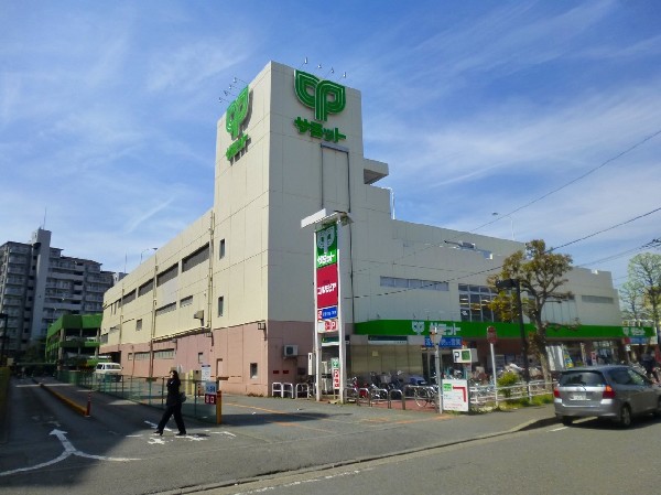 サミットストア中野島店(道路沿いにあり、自転車や車で立ち寄りやすい駐車場完備のスーパーです。休日の買い出しや、お出かけ前やお帰りの立ち寄りにも便利です。)