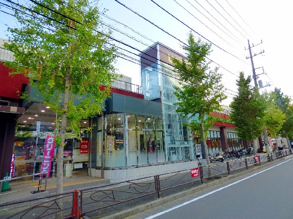 いなげや川崎土橋店(自転車や車で立ち寄りやすい駐車場完備のスーパーです。休日の買い出しや、お出かけ前やお帰りの立ち寄りにも便利です。)