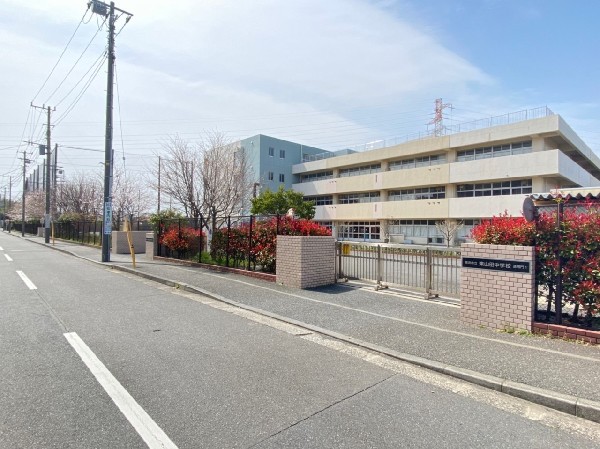 東山田中学校　(平成17年設立の比較的新しい中学校。各学年7クラスで総生徒数は760人。)
