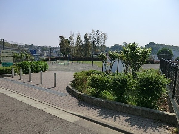東有馬植木の里公園　(とても開放的な公園で晴れた日にはボール遊びやバトミントンなどで遊ぶのにお子さんが喜びそうな場所。)