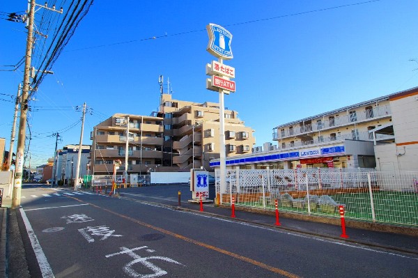 ローソン高田西二丁目店(「マチのほっとステーション」をスローガンに掲げる通り、忙しい日々に「ほっ」とするひとときをもたらします。　)