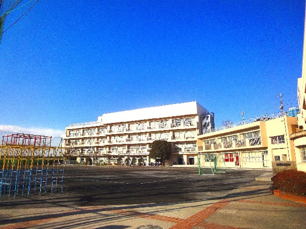 市ヶ尾小学校　(学校教育目標は、「自他の違いや良さがわかり（思考）、自ら判断し（判断）、自信をもって行動する（表現）子どもを育てる。」)