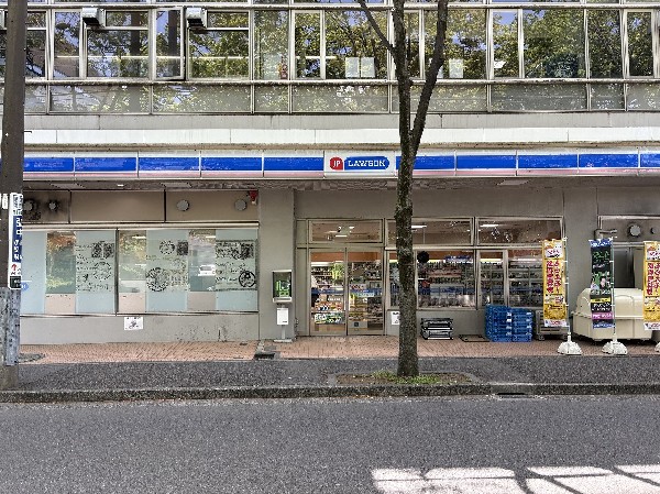 ローソンJPローソン青葉郵便局(「マチのほっとステーション」をスローガンに掲げる通り、忙しい日々に「ほっ」とするひとときをもたらします。)