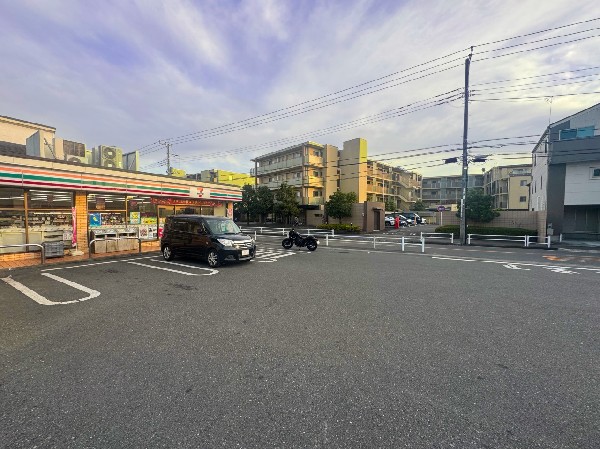 セブンイレブン狛江猪方3丁目店(セブンミール、お弁当に定評のあるセブンイレブン、コンビニエンスの最大手ですね。)