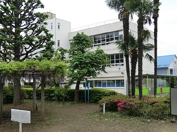 狛江市立狛江第三小学校(教育目標は、進んで学び、考える力、表現する力を高めようとする子　認め合い支え合い、協力して行動しようとする子)