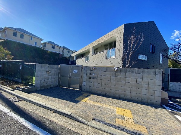 グローバルキッズあざみ野園(駅から坂道を登り切った小高い丘に建つ園。閑静な住宅地の中にあり、子どもの足で2～30分歩けば公園が点在している恵まれた環境にあります。)