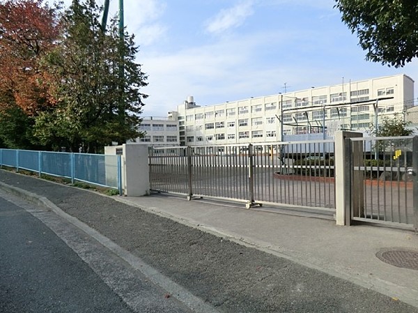 すみれが丘小学校　(お子様が一日の中でも長い時間を過ごす小学校。のびのびと過ごし、広い校庭で元気に駆け回ったり、どんどん成長していく姿が目に浮かびます。)