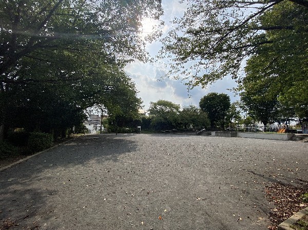 牛久保西ひかりがおか公園　(近隣には、公園もあり、青空の下で駆け回ったり、遊具で遊んだり、思い思いの遊びができます。子供たちの元気で楽しそうな声が響き渡ります。)