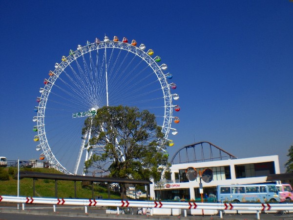 よみうりランド　(アトラクション、イベント等お子様だけでなく、大人も楽しめる要素がいっぱいの遊園地です。)