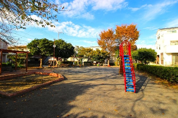 梶ヶ谷金山公園(お砂場、ブランコ、滑り台のある公園、周囲からの見通しもよく安全です。)
