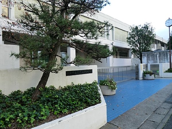 あざみ野中学校　(小学校よりもより長い時間を過ごす中学校。ここで過ごす時間はお子様にとって大切な思い出となるはずです。)