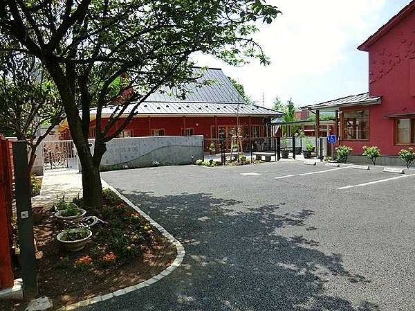 ひらお保育園　(稲城市の認可保育園。1971年創立。各年齢約30名、合計約160名の定員。午前6時から午後7時まで預かってくれる。)