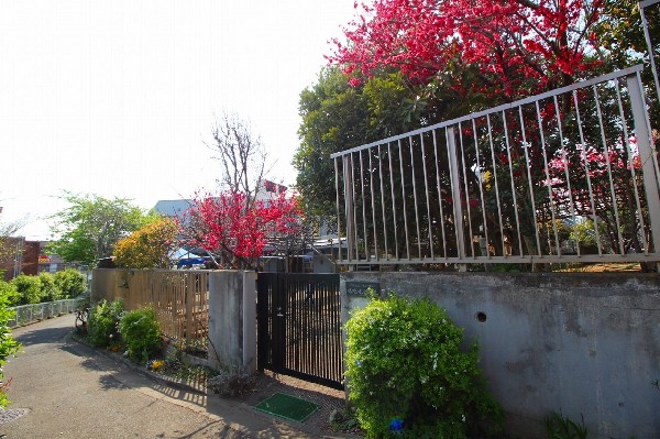 鶴川シオン幼稚園(教育方針は「感謝の気持ちを大切に」「人を信頼する心を伸ばす」「豊かな心を育てる」の幼稚園。)