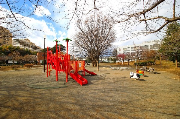 久地梅林公園(公園の奥は小高い丘になっており、いろんな種類の梅の木があります。公園中央は広いスペースなので、ボール遊びや鬼ごっこなど元気に走り回れます。)