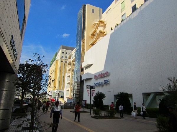 新百合丘エルミロード　(衣料品のブティック、スーパーマーケット、ベーカリー、フードコートが入る 8 階建てのショッピング センター。)