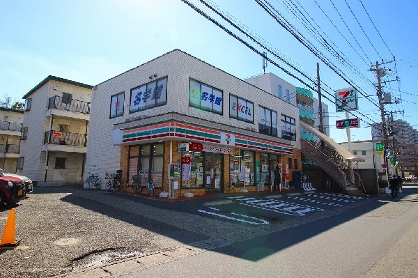 セブン‐イレブン 川崎中野島店(セブンミールは大好評です。今や公共料金の支払いや宅配、チケット関連の予約など、色々な用途があるコンビニは必須ですね！)