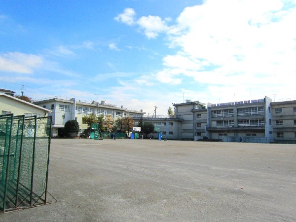 長沢中学校　(学校教育目標は自分を見つめよう、心身を鍛えよう、規律を守り、責任を果たそう、想像的な精神をみがこう)