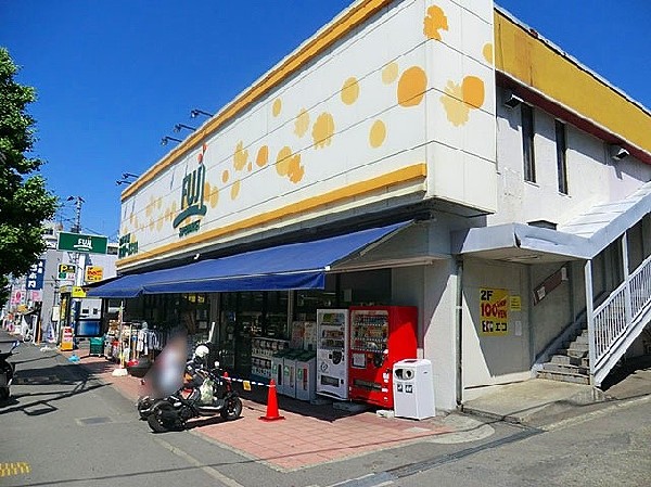 FUJI南平台店(午前10時から23時までと比較的遅くまで営業している店舗。バスを降りてすぐにあります。)