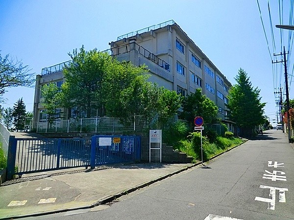 南百合丘小学校　(お子様が大切な成長期を過ごす小学校。のびのびと過ごし、広い校庭で元気に駆け回ったり、どんどん成長していくお子様の姿が目に浮かびます。)