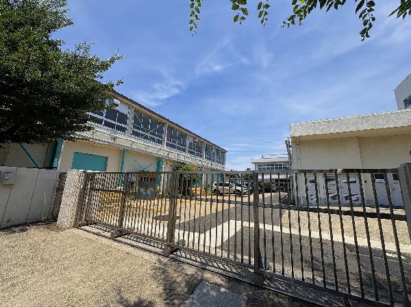 新吉田第二小学校　(お子様が一日の中でも長い時間を過ごす小学校。どんどん成長していくお子様の姿が目に浮かびます。)