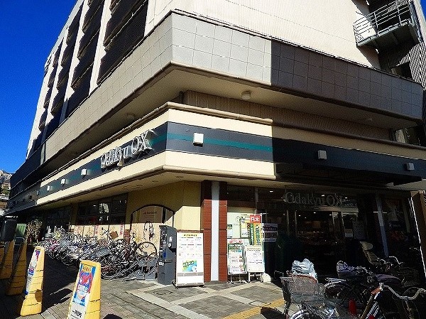 オダキューＯＸ鶴川駅前(駅の改札を出てすぐ近くにありますので、お出かけの際のついでに立ち寄りやすく、日々のお買い物にとても便利です。)